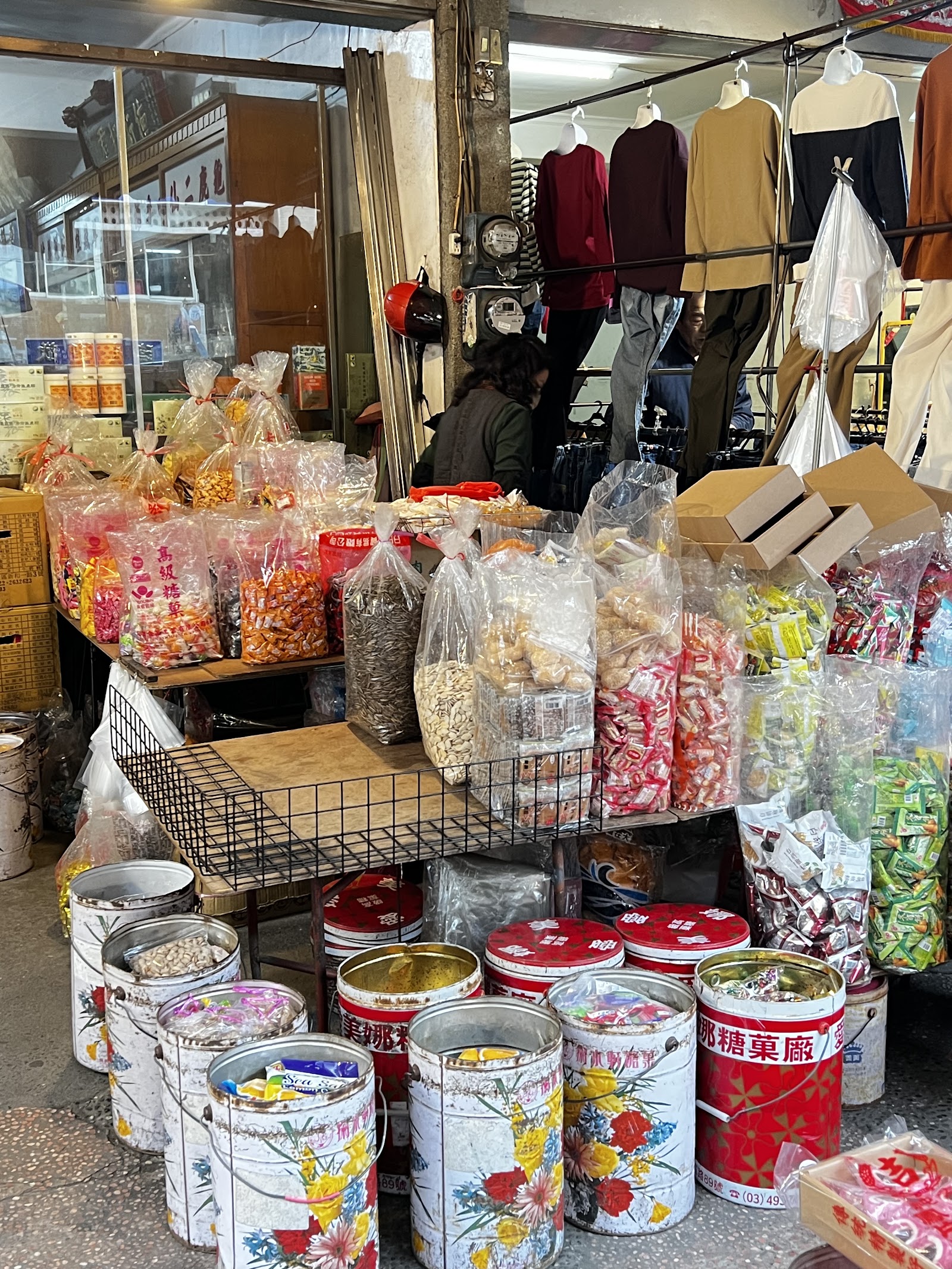 水里傳統市場內乾貨雜糖攤位,各式糖果罐與乾貨袋