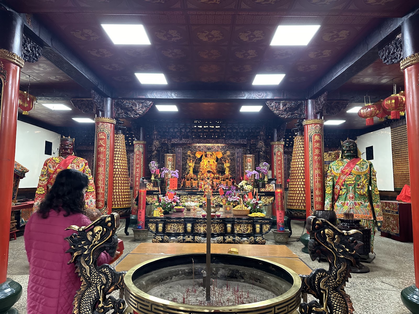 水里虎爺廟大殿內部全景,紅色廊柱與龍紋香爐