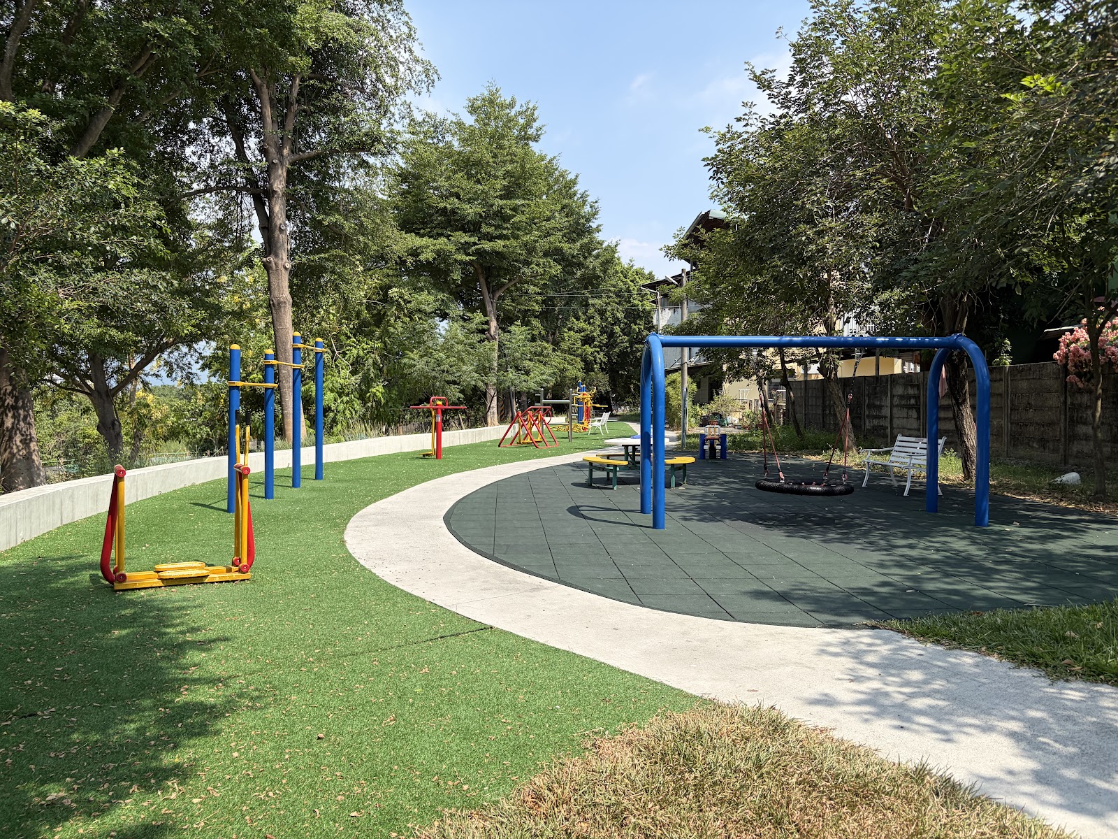 嘉義水上鄉民生社區公園內的黃紅色兒童遊具與運動設施，綠地寬敞適合親子活動