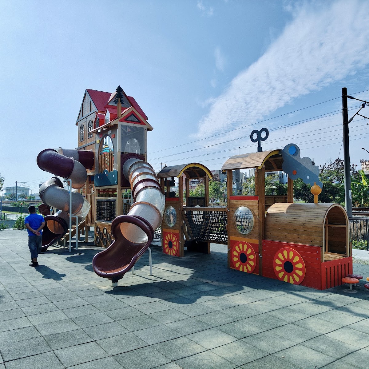 溪東公園彩繪小火車造型遊具組，有滑梯與攀爬隧道，色彩鮮豔