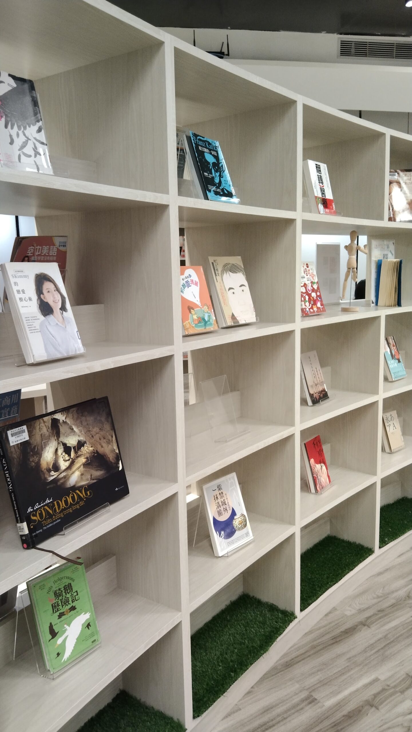 板橋四維公園圖書館分館書架展示區