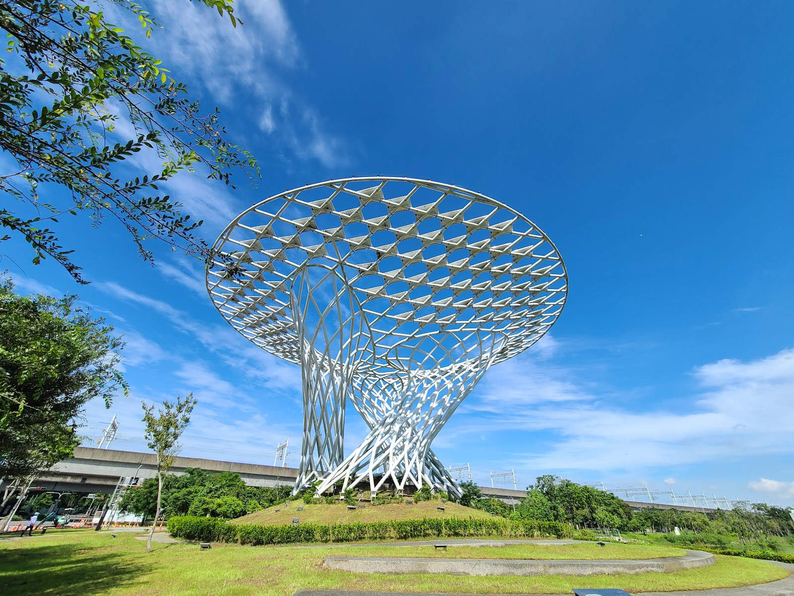 歸仁太陽能樹白色鏤空裝置藝術日景
