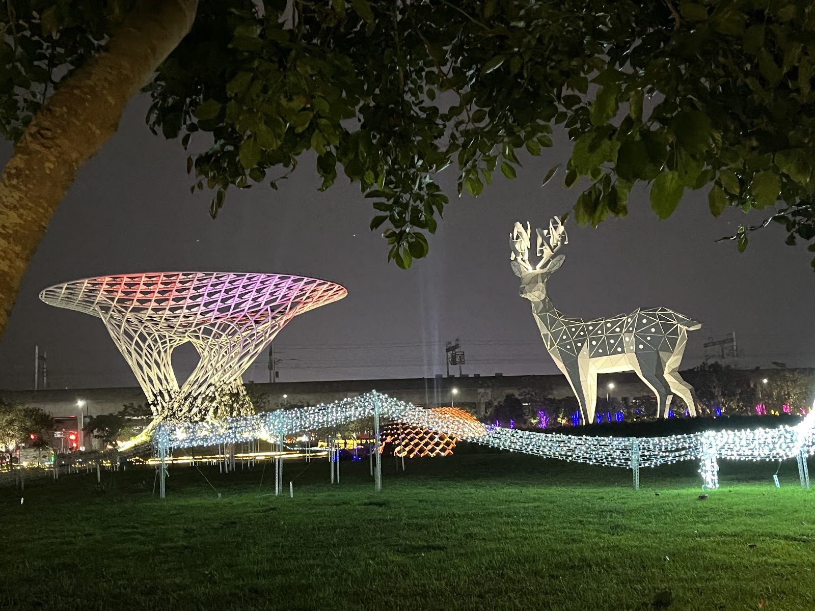歸仁太陽能樹夜晚變色燈光秀與鹿造型雕塑