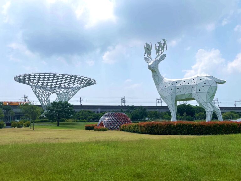 歸仁太陽能樹與鹿形雕塑及穹頂造景全景