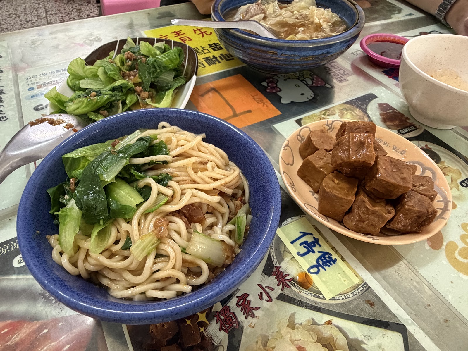 松肉羹飯麵手工水餃招牌餐點,乾麵滷豆干與熱湯一字排開