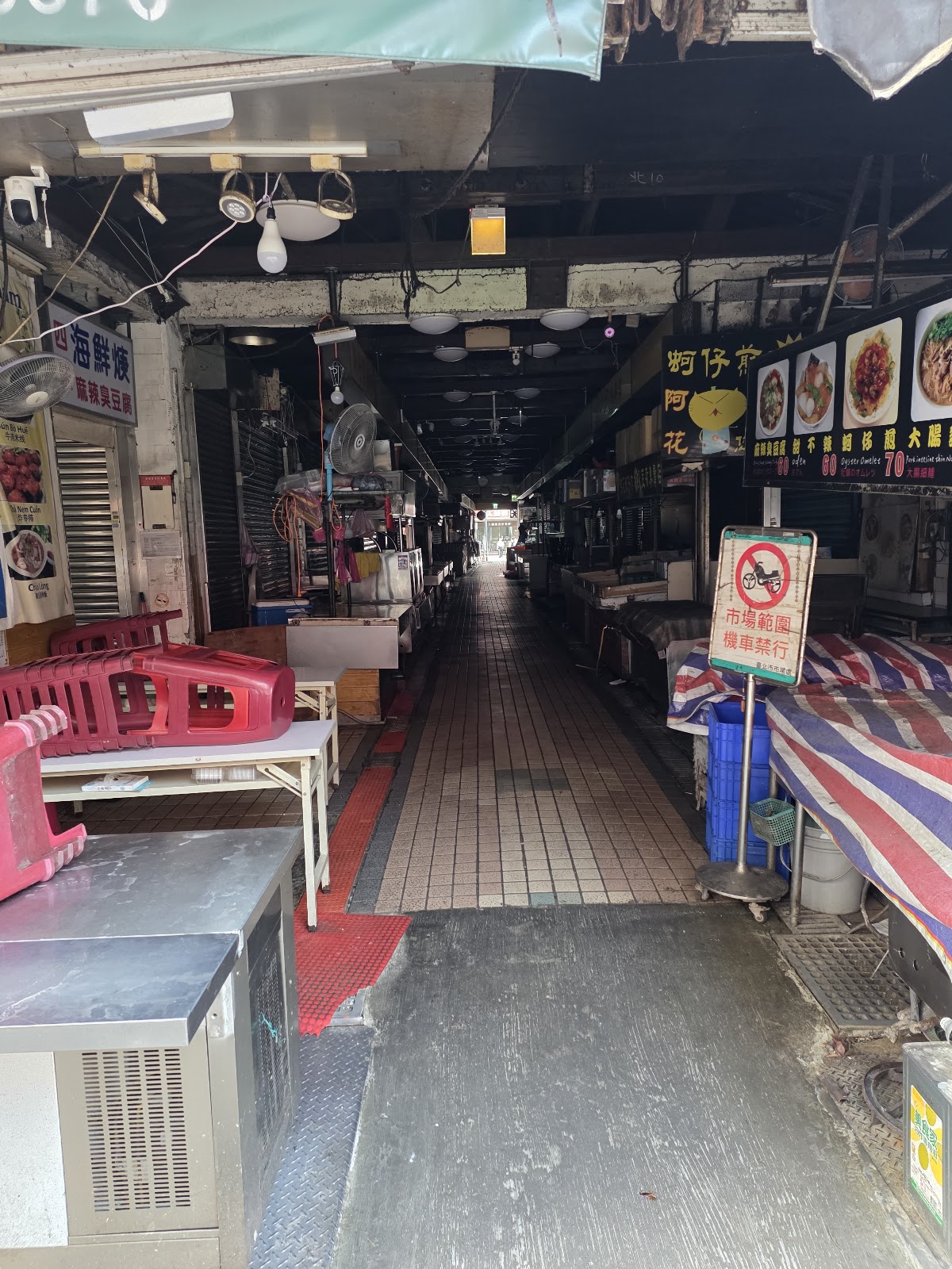 松山市場內部走道與小吃攤招牌
