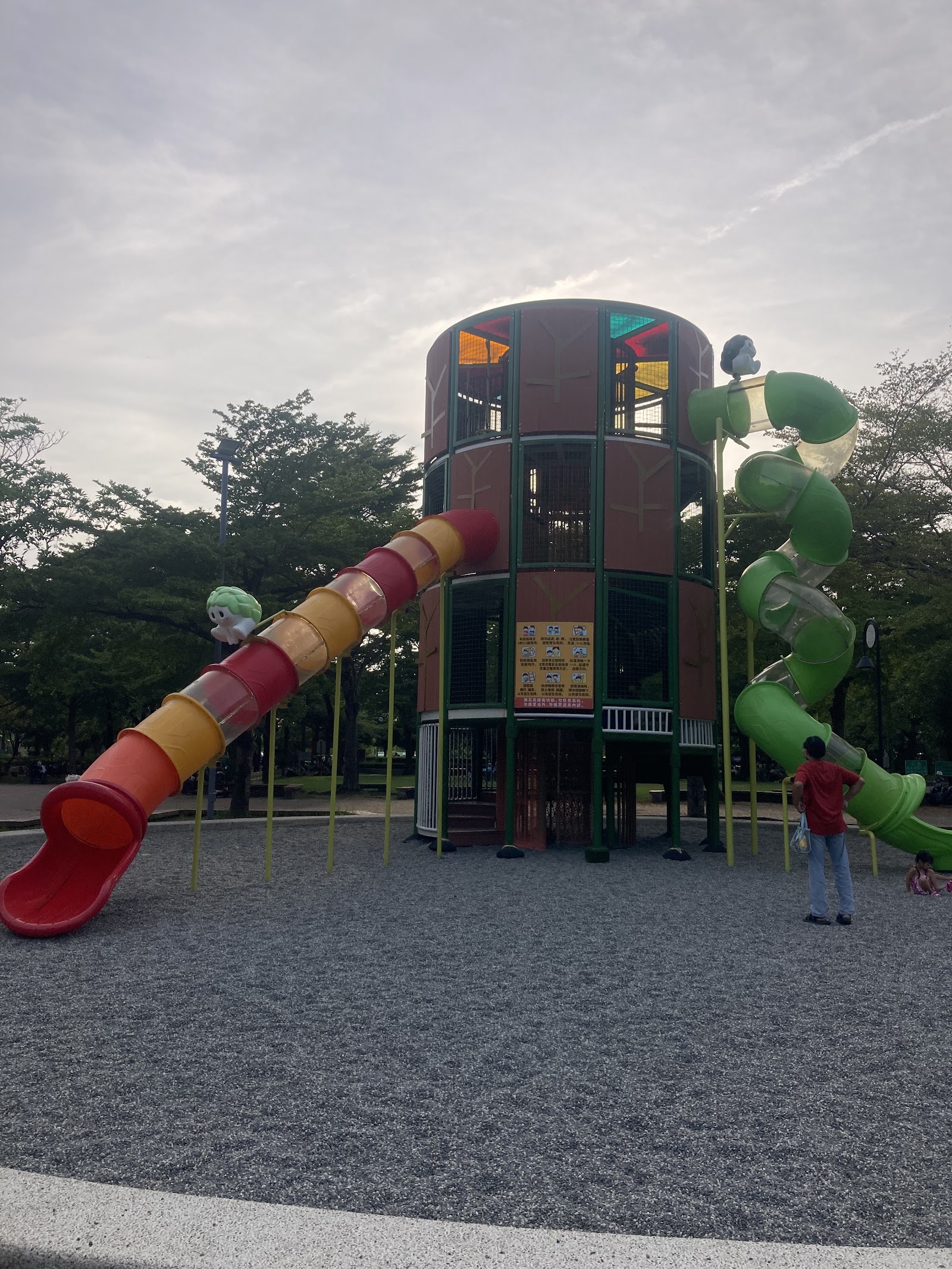 歸仁運動公園多層遊具塔與長滑梯