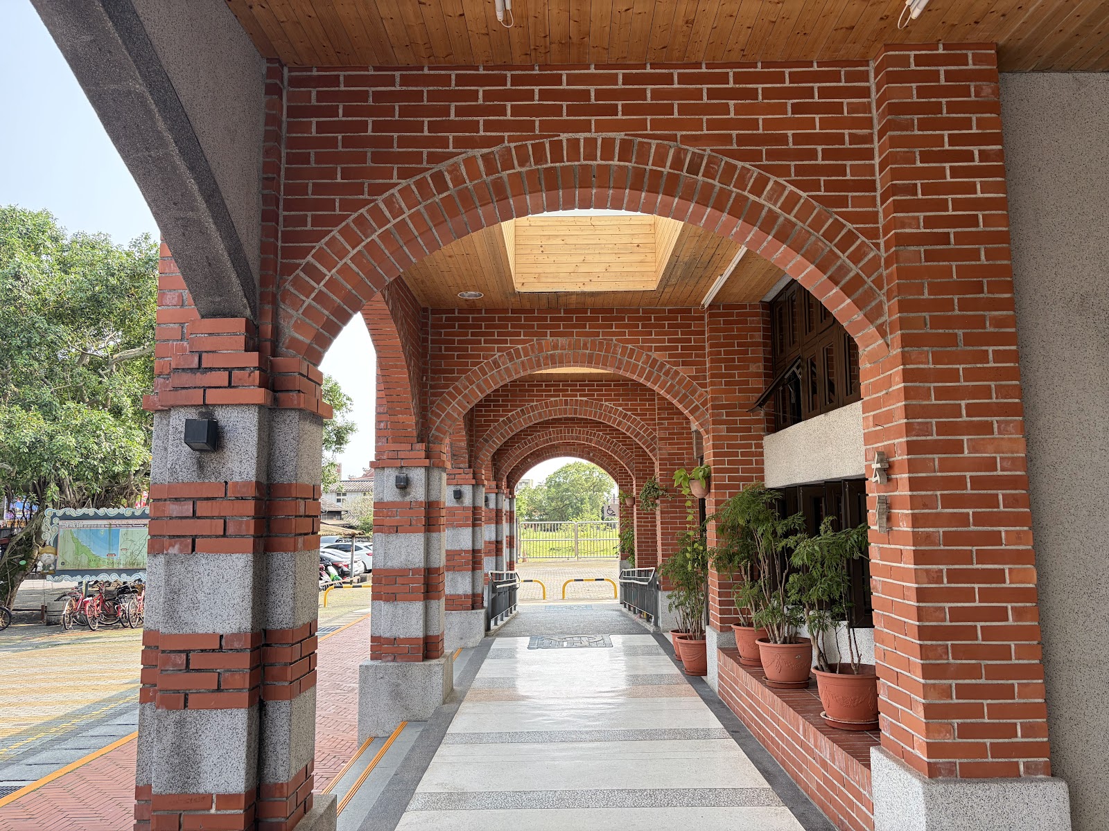 頭城火車站廣場紅磚拱門迴廊呼應老街風格