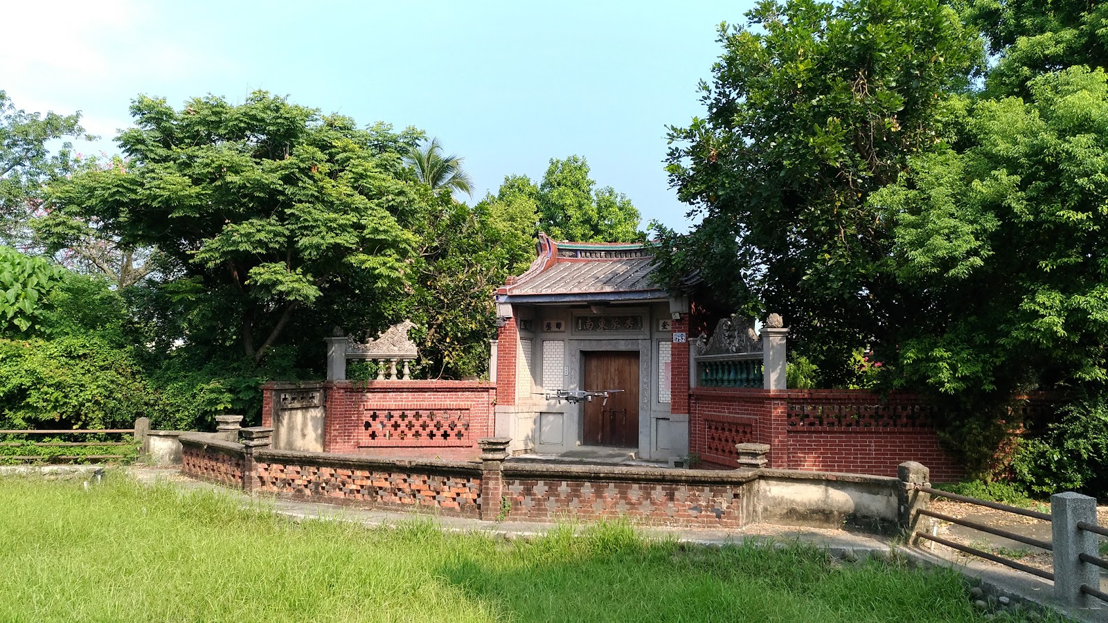 敷榮堂古厝大門遠景,隱身於綠樹之間
