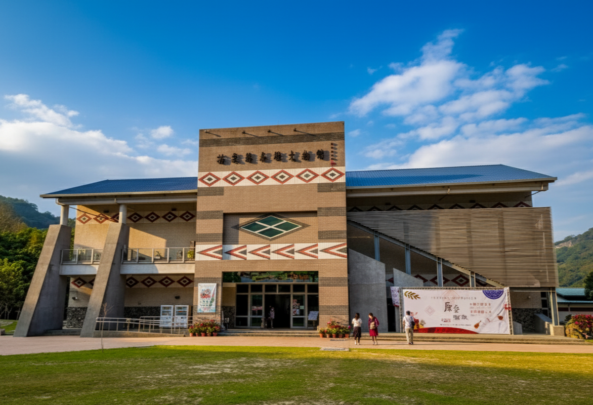 泰雅文物館建築另一角度草坪