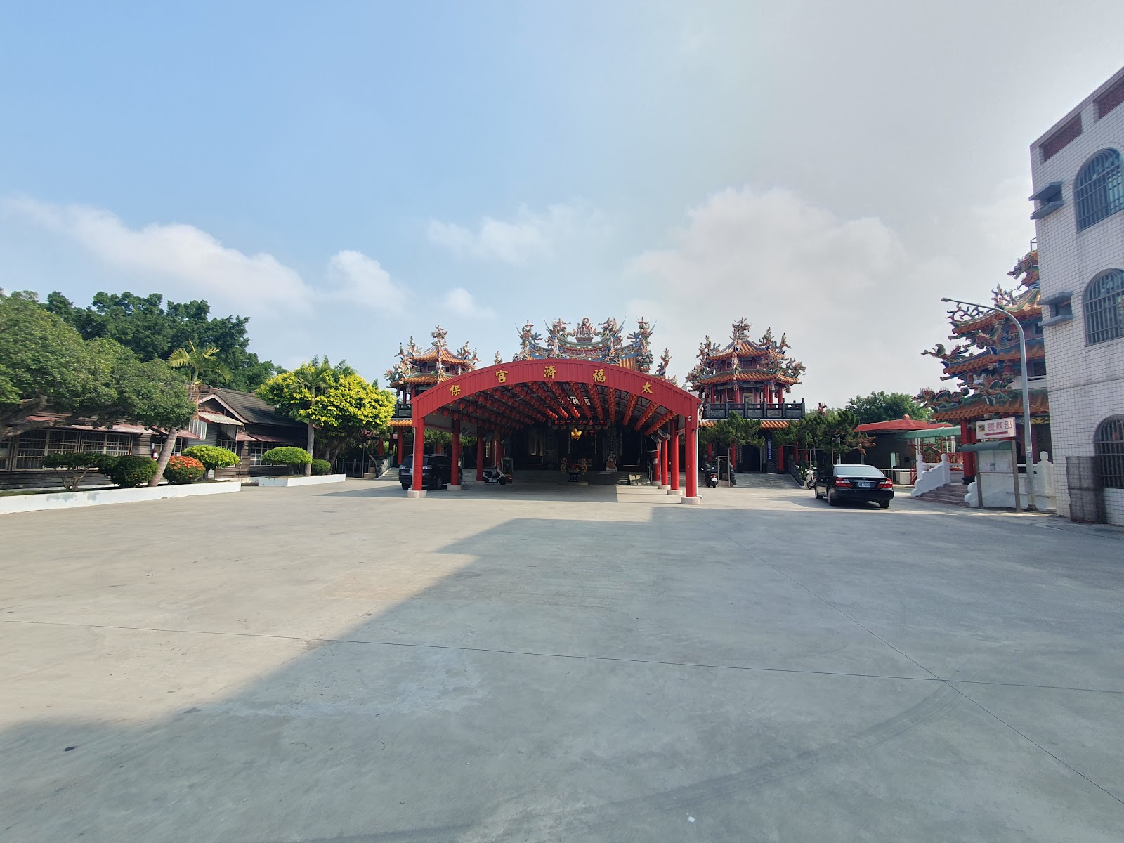 太保福濟宮－太保福濟宮廟埕廣場與傳統廟宇建築全景，主