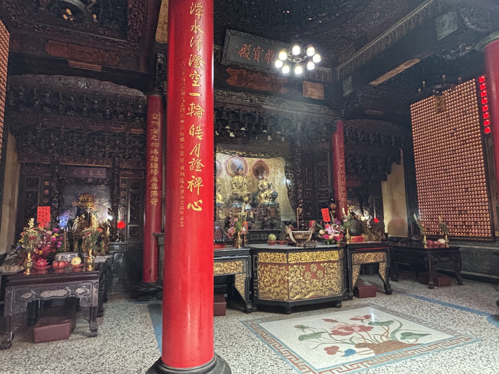 太保後潭鎮福宮廟內神龕與紅柱