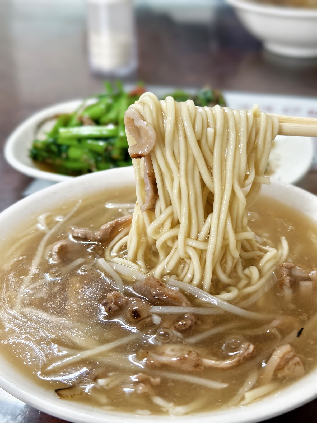 水牛厝生炒鴨肉焿麵條夾起特寫