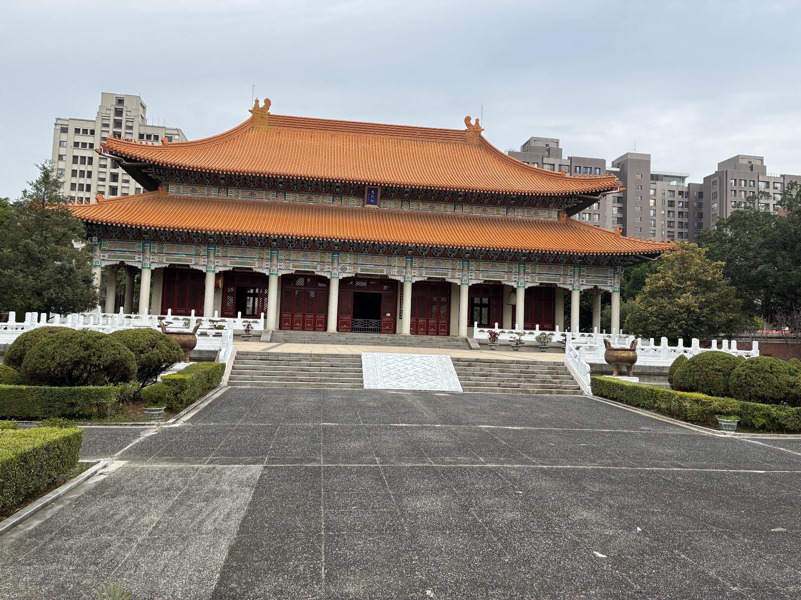 台中市忠烈祠正殿橘瓦屋頂廣場