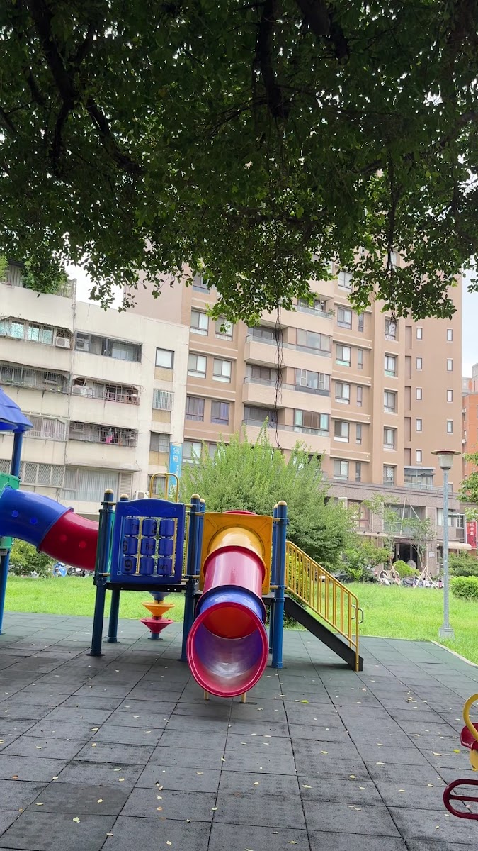崇德榕園兒童遊戲區溜滑梯