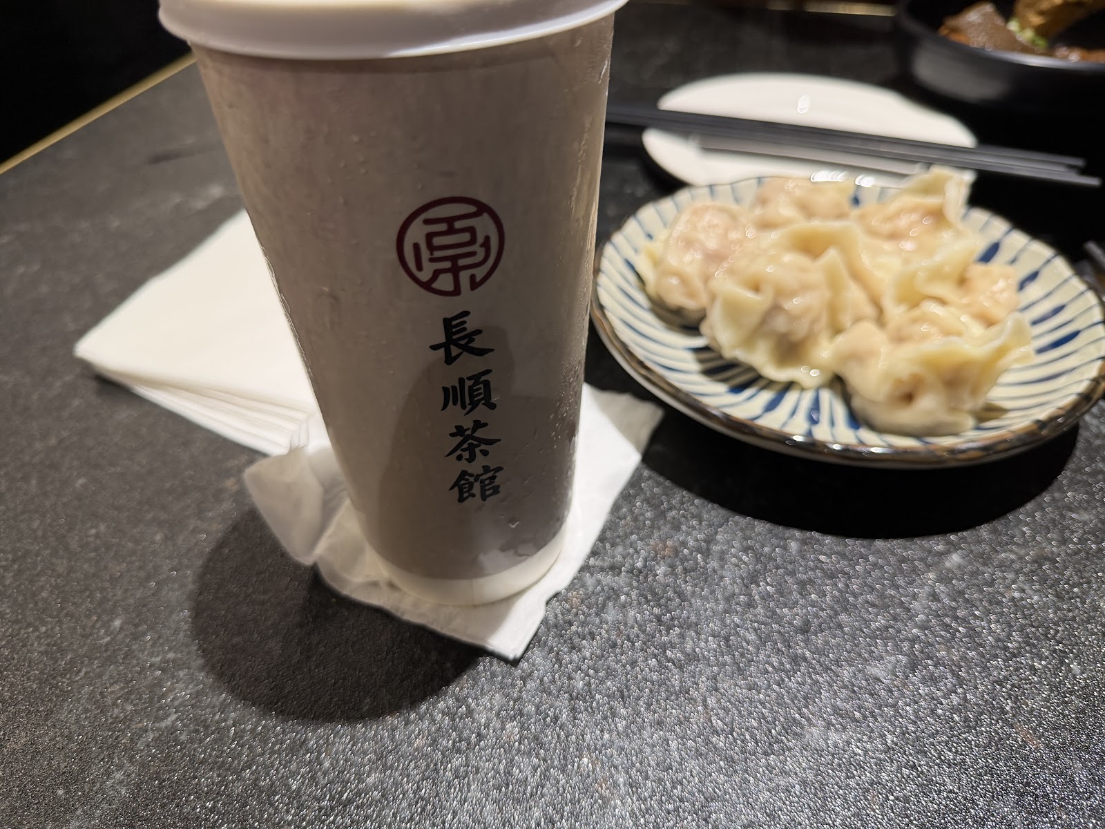 長順茶館招牌奶茶與鮮蝦水餃