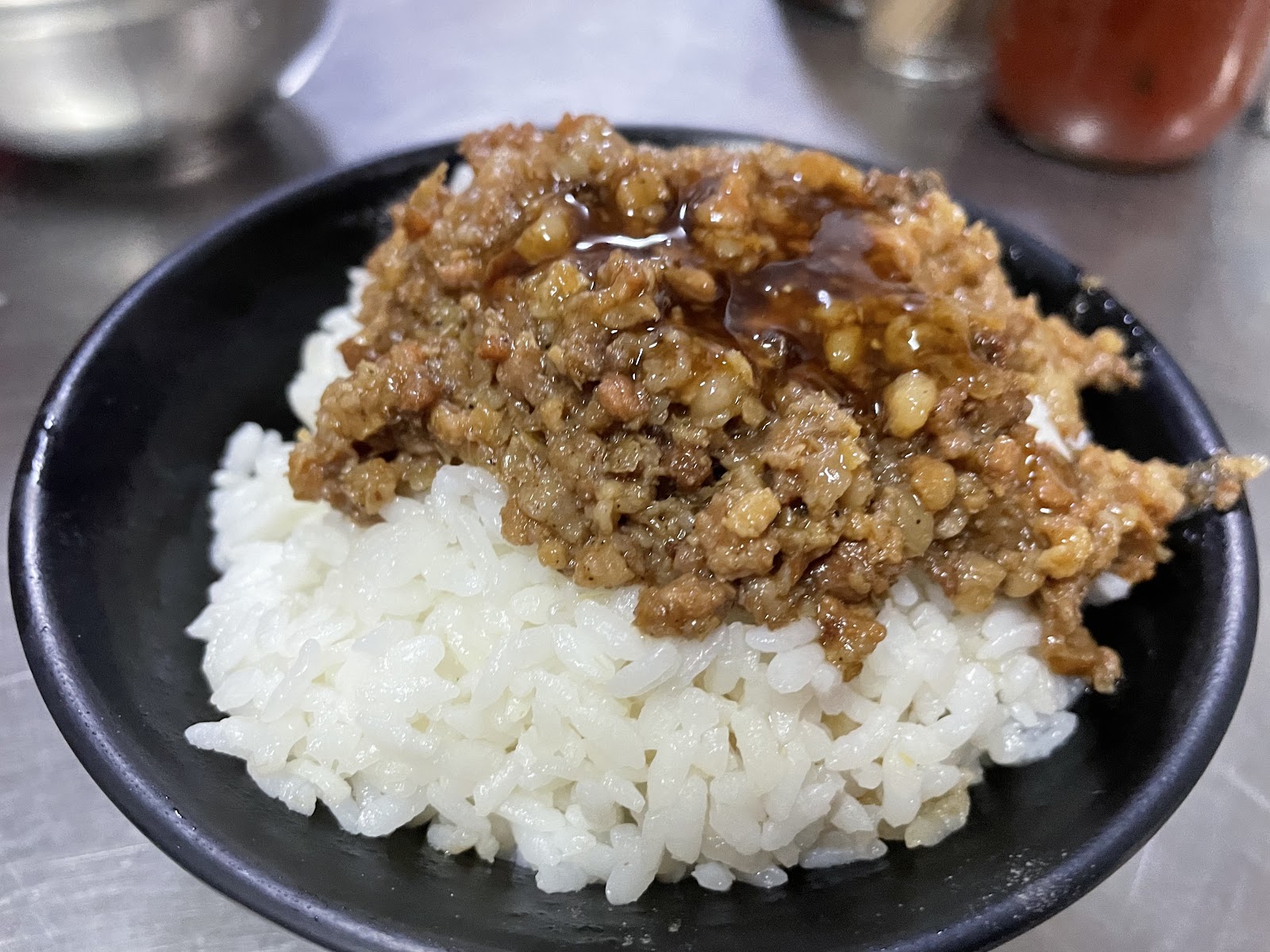 阿錦古早味陽春麵招牌魯肉飯特寫黑碗白飯滷肉燥