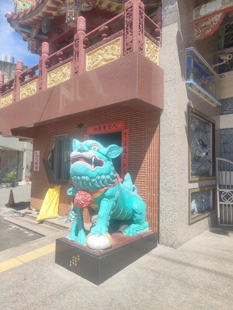 大安松雅保安宮廟埕入口青綠色瑞獸雕像