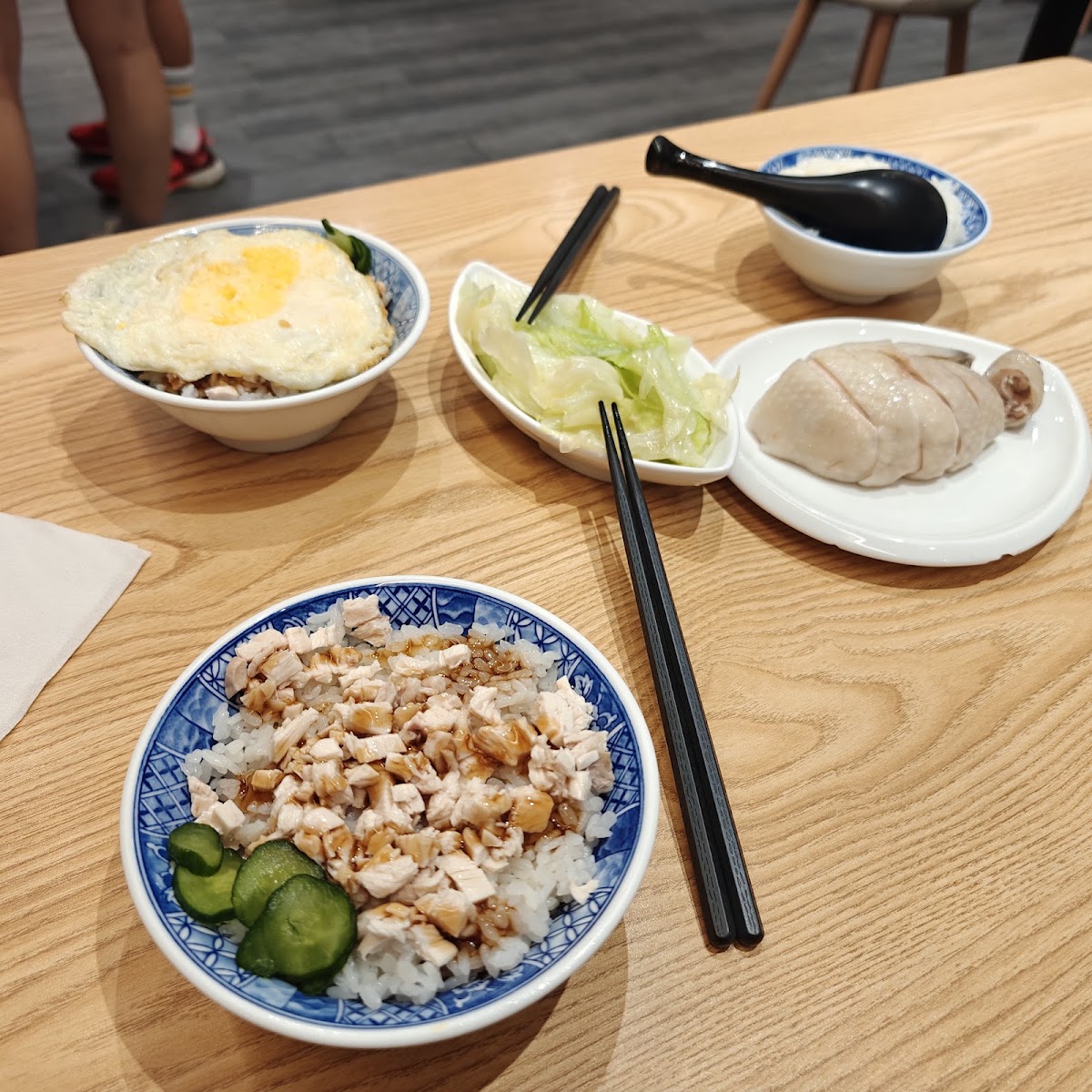 雞油拌飯、雞肉燥飯與白斬雞切盤，澎湃的一桌家常味