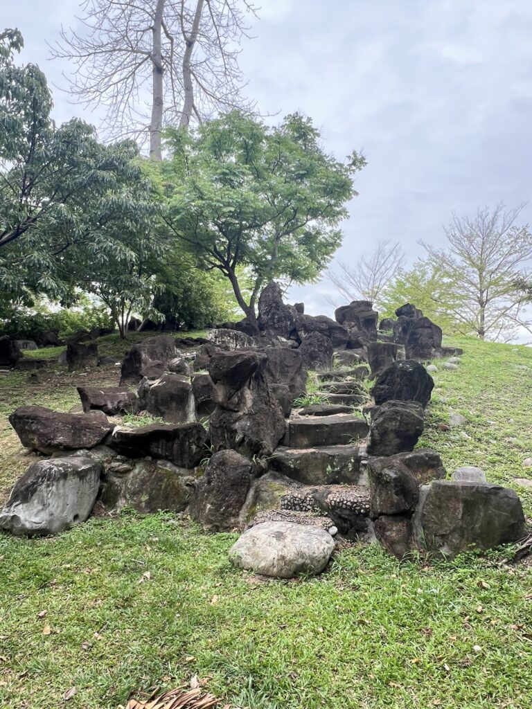 東峰公園草坡疊石步道景觀