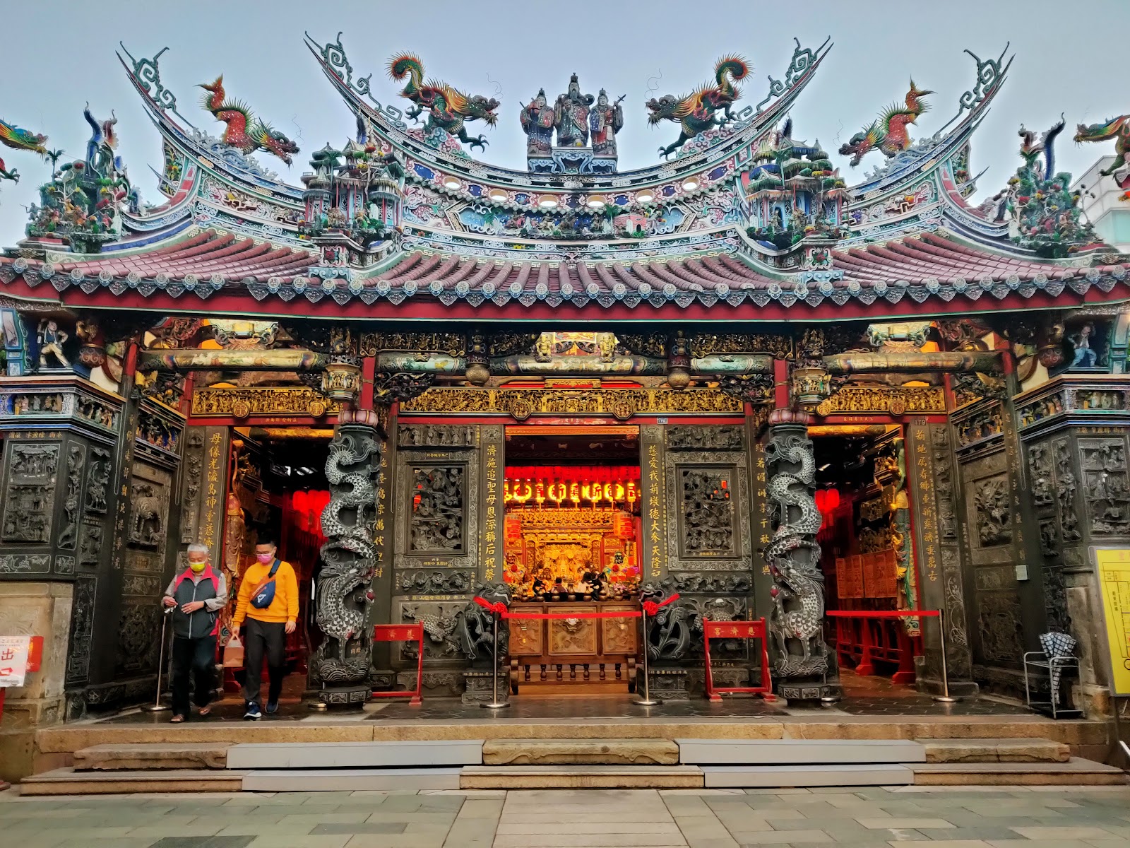 台中豐原慈濟宮正殿門面,蟠龍石柱與華麗屋脊雕飾