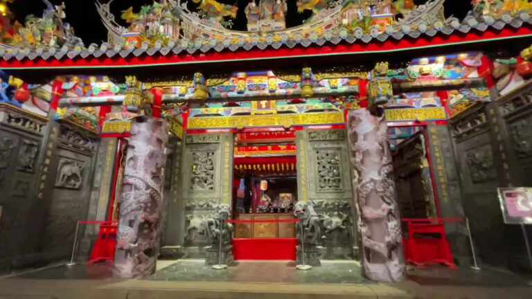 豐原慈濟宮夜間入口,紅燈籠與蟠龍柱交織