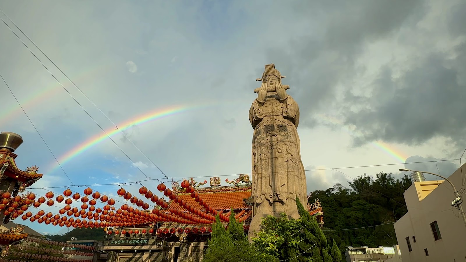豐原鎮清宮媽祖石像與雙彩虹