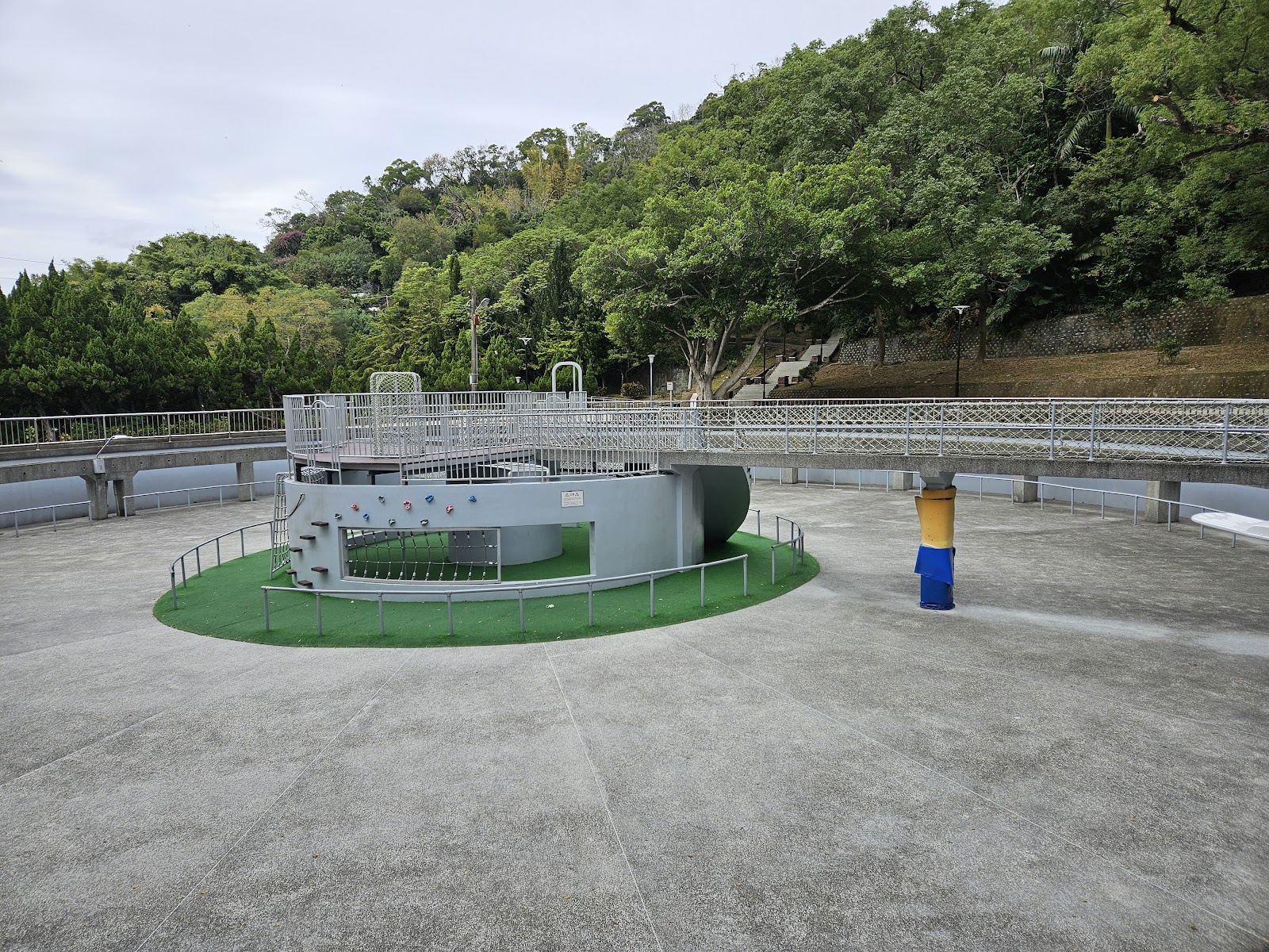豐原中正公園攀爬設施與後山綠意