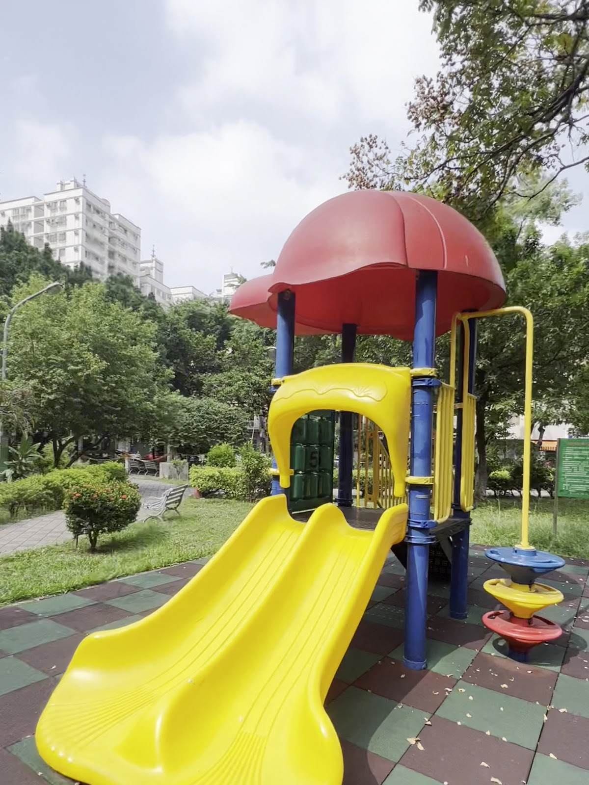 福順公園紅屋頂黃色雙滑梯遊具組