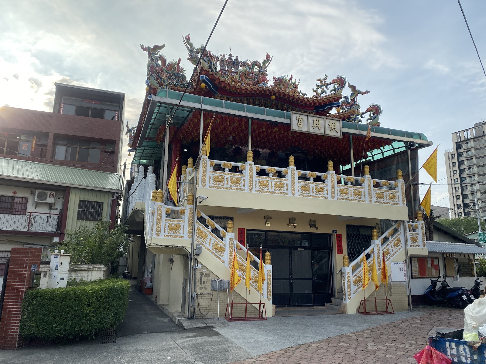 台中南屯楓興宮廟埕外觀，龍柱與八角燈籠在陽光下格外氣派