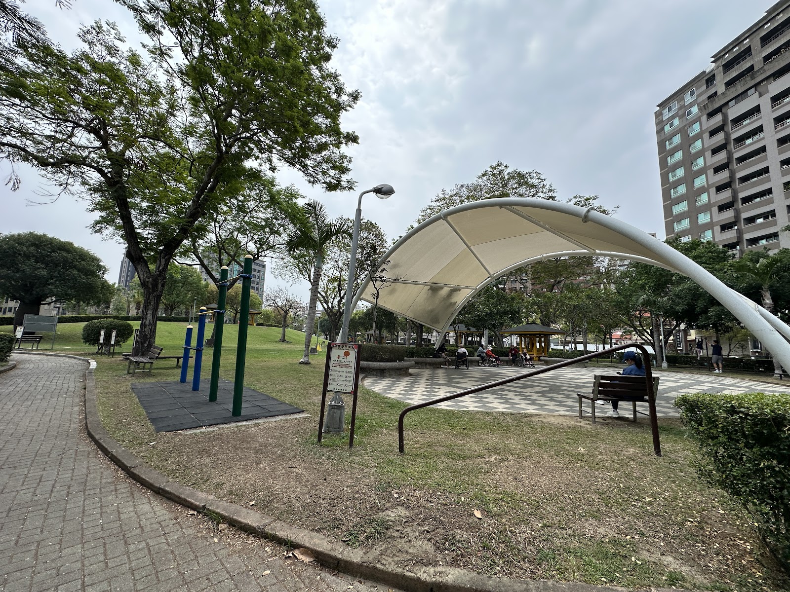 南屯公園街頭健身器材與遮陽棚