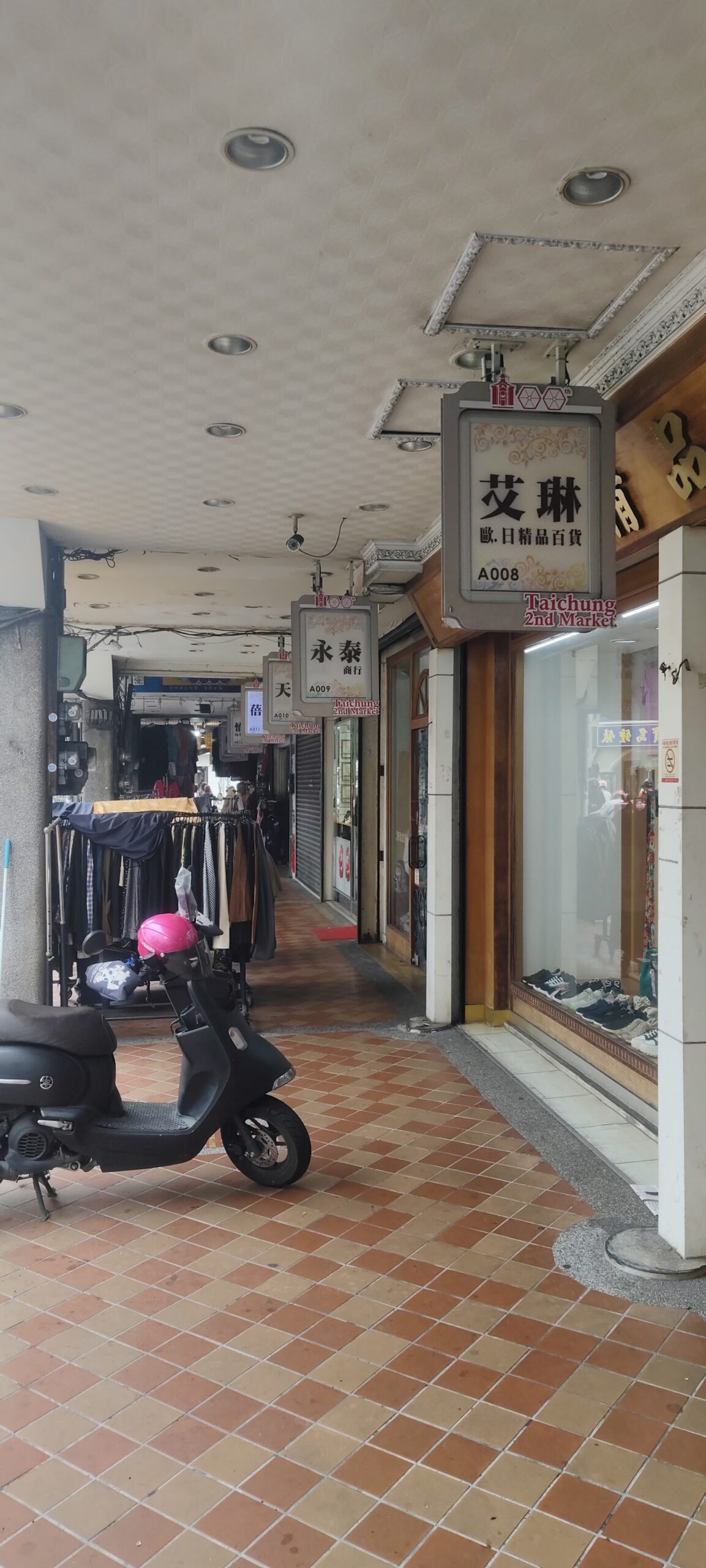 台中第二市場內部六角樓通道店舖