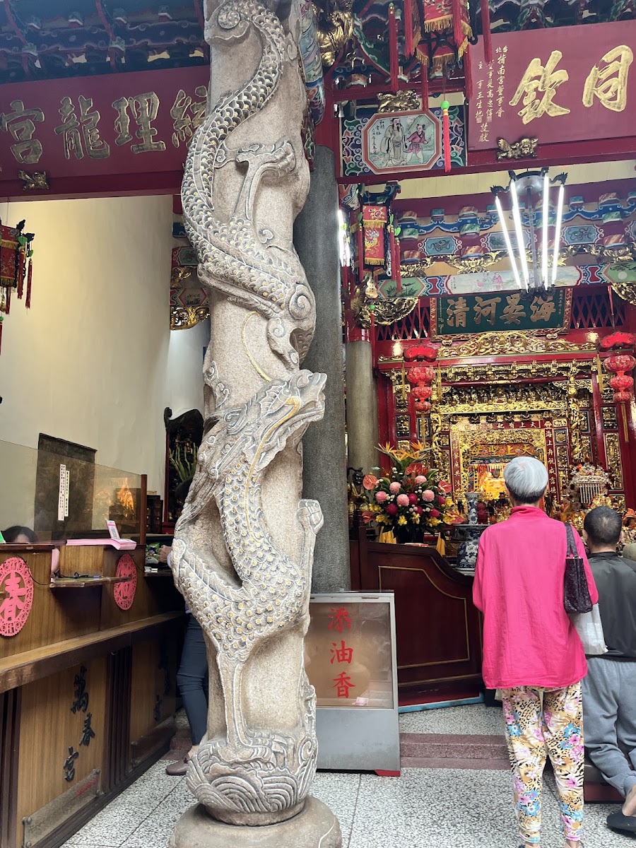 萬春宮台中媽祖廟龍柱雕刻與神龕