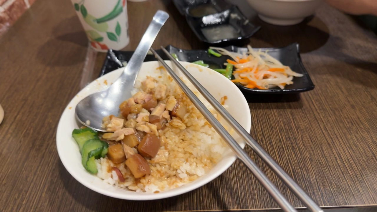 搞飛雞傳統小吃-雞魯飯鋪滿軟嫩雞肉與滷汁,澆上一匙香氣逼人