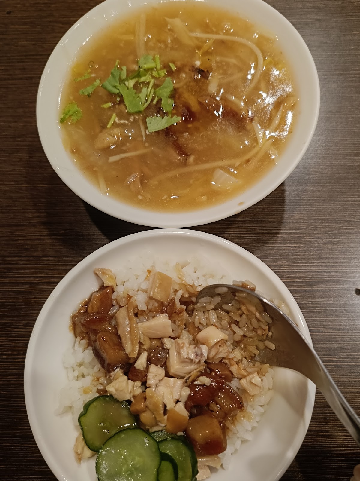 搞飛雞傳統小吃-赤肉羹配雞魯飯,是在地人熟悉的銅板美食組合