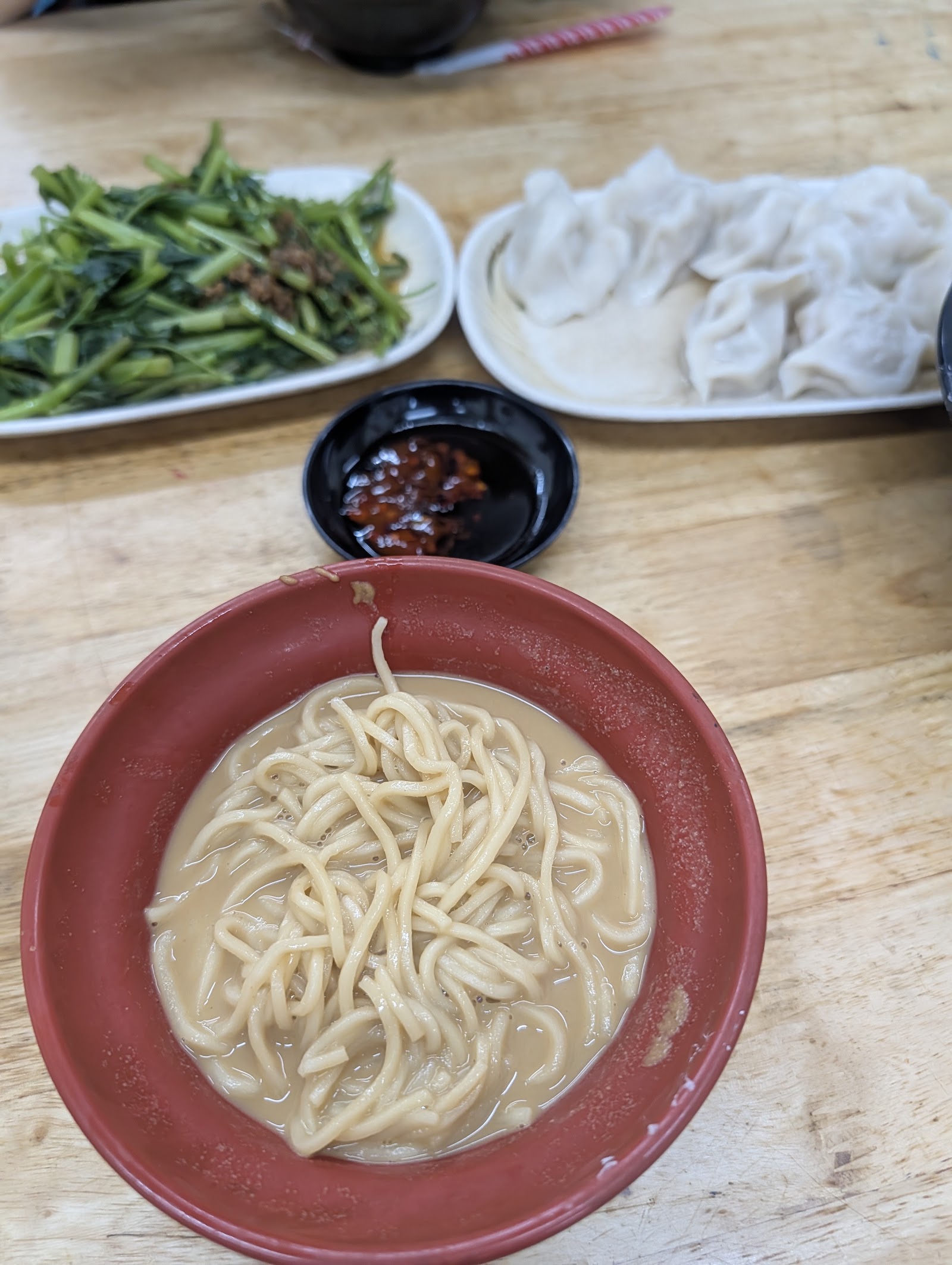 豫春園麵食館-牛肉湯麵配手工水餃與燙青菜,就是巷弄裡最實在的一餐