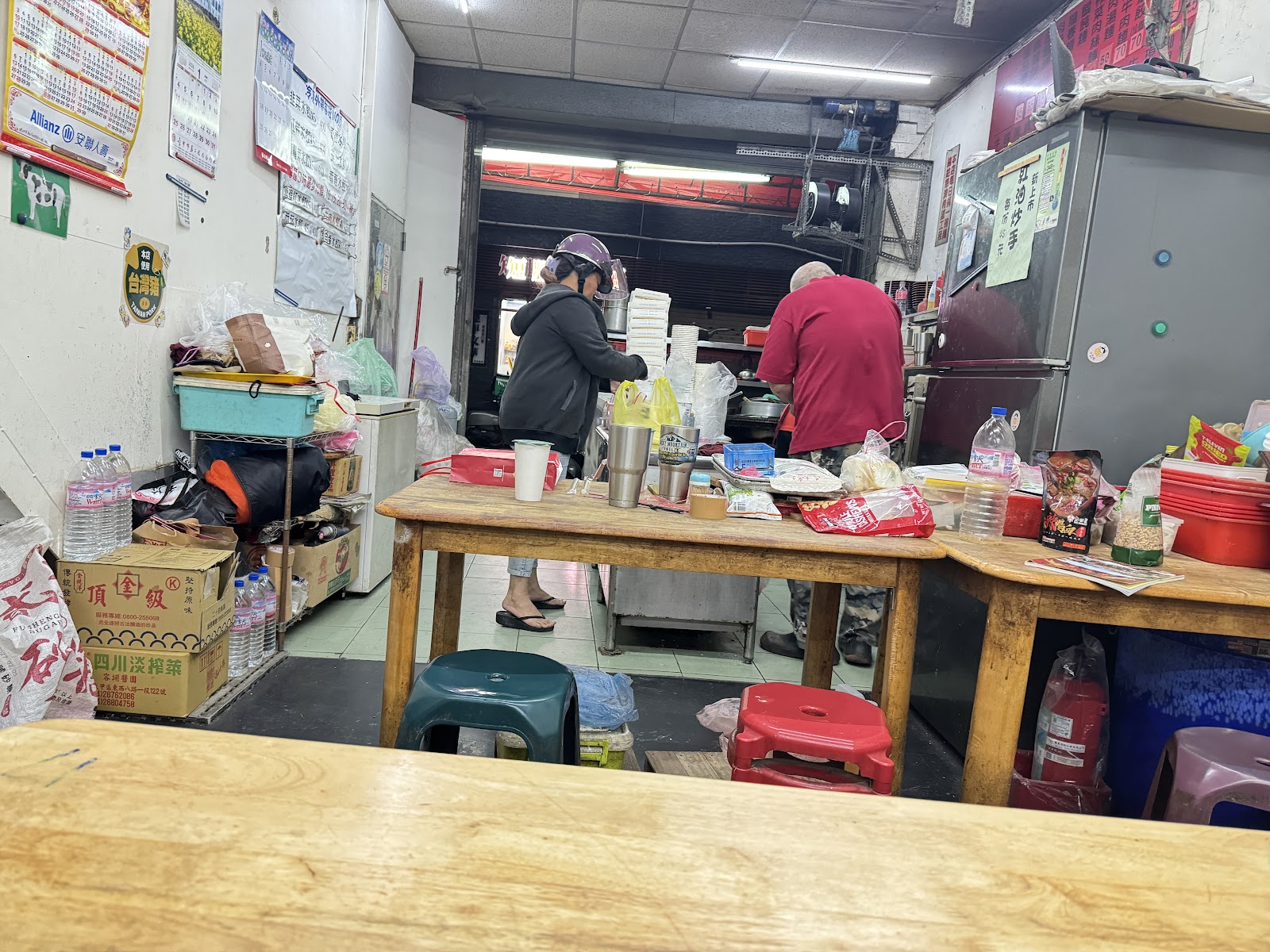 豫春園麵食館-老闆在廚房裡忙進忙出,老式麵館的日常風景