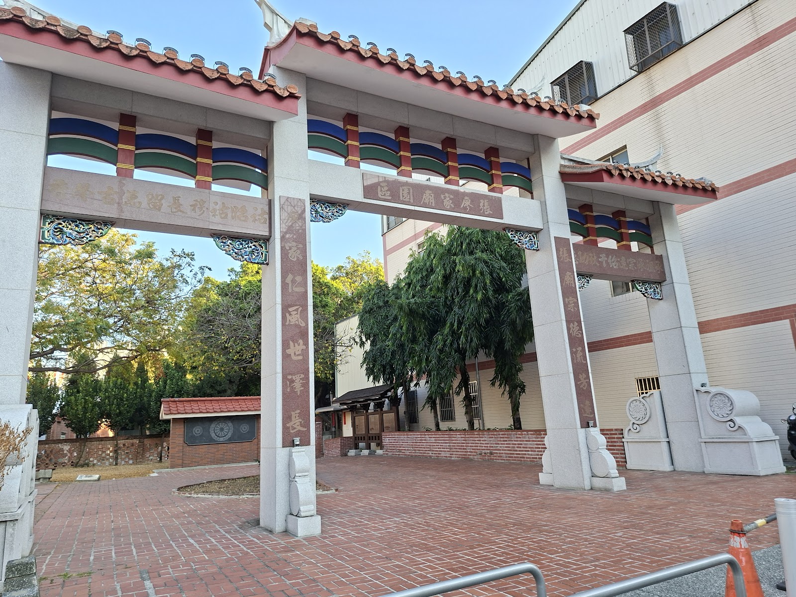 西屯張廖家廟-百年牌樓「張廖家廟園區」靜靜佇立在逢甲商圈巷弄裡