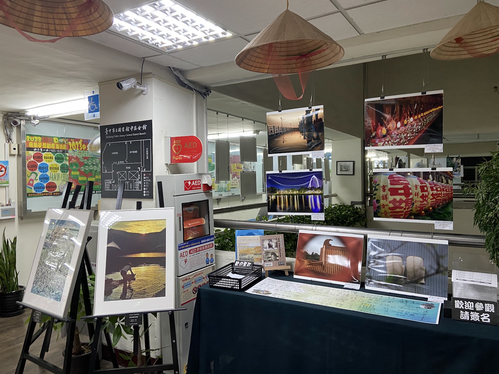 臺中市立圖書館中區分館館內攝影展走廊