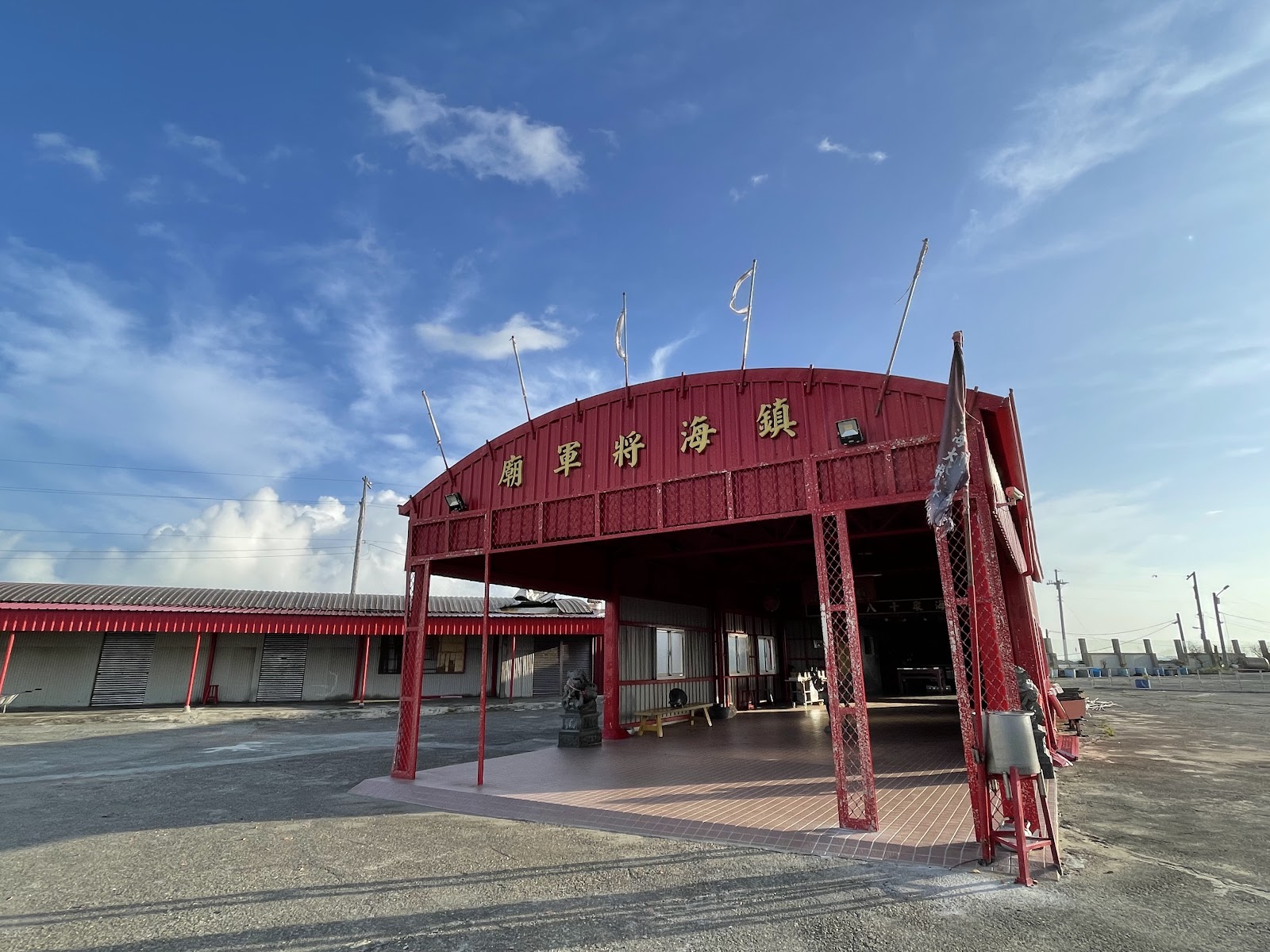 鎮海將軍廟廟亭建築外觀,井仔腳鹽田旁特色信仰地標