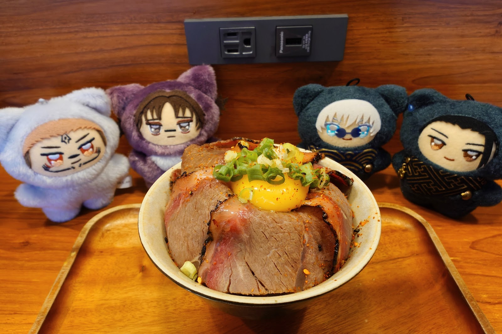過去珈琲招牌火山牛肉蓋飯,鋪滿薄切牛肉與溫泉蛋
