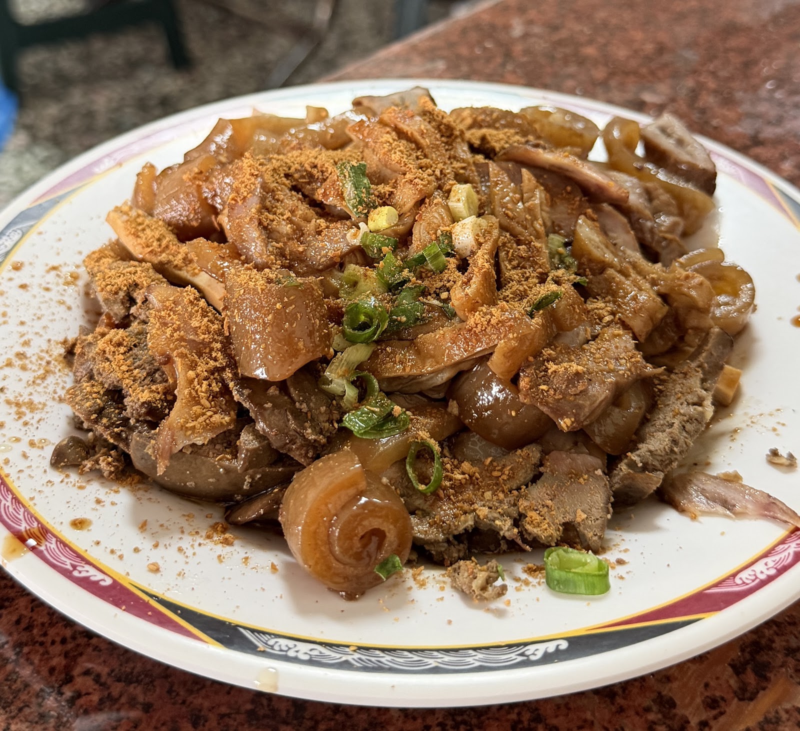 阿江麵店盆裝滷味灑滿沙茶粉