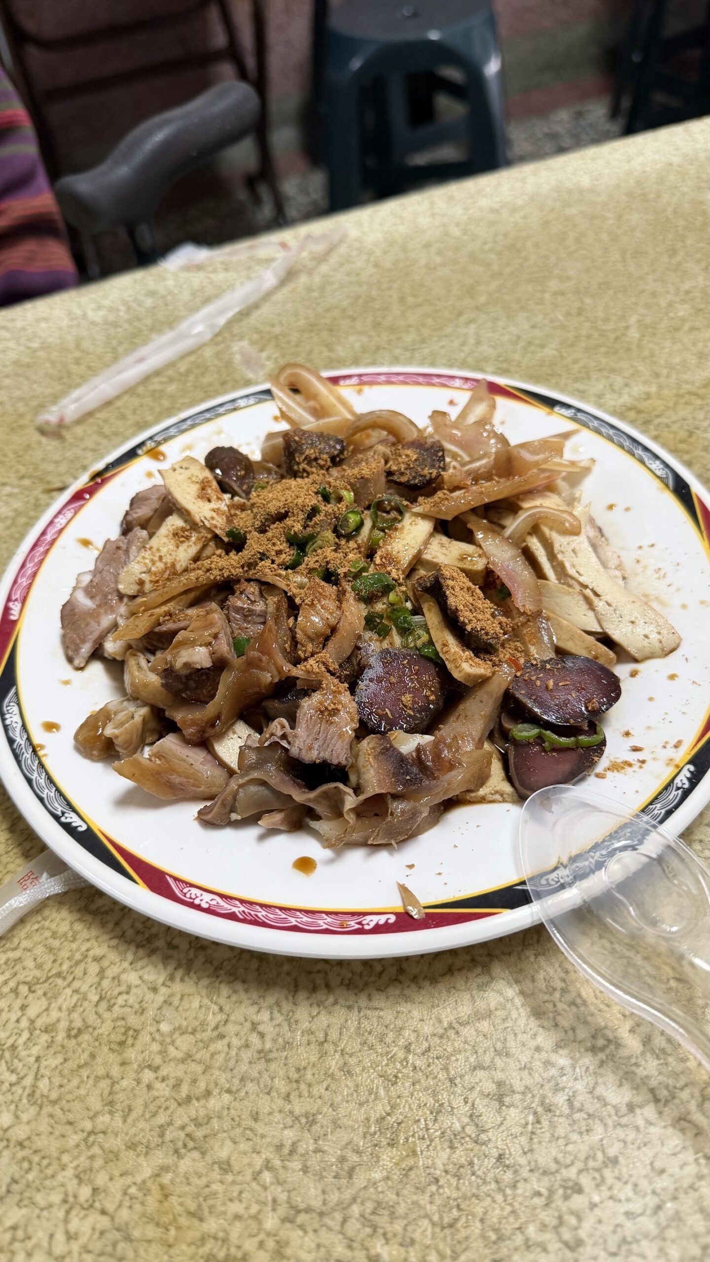 阿江麵店另一盤滷味,涵蓋粉腸豆干與香腸