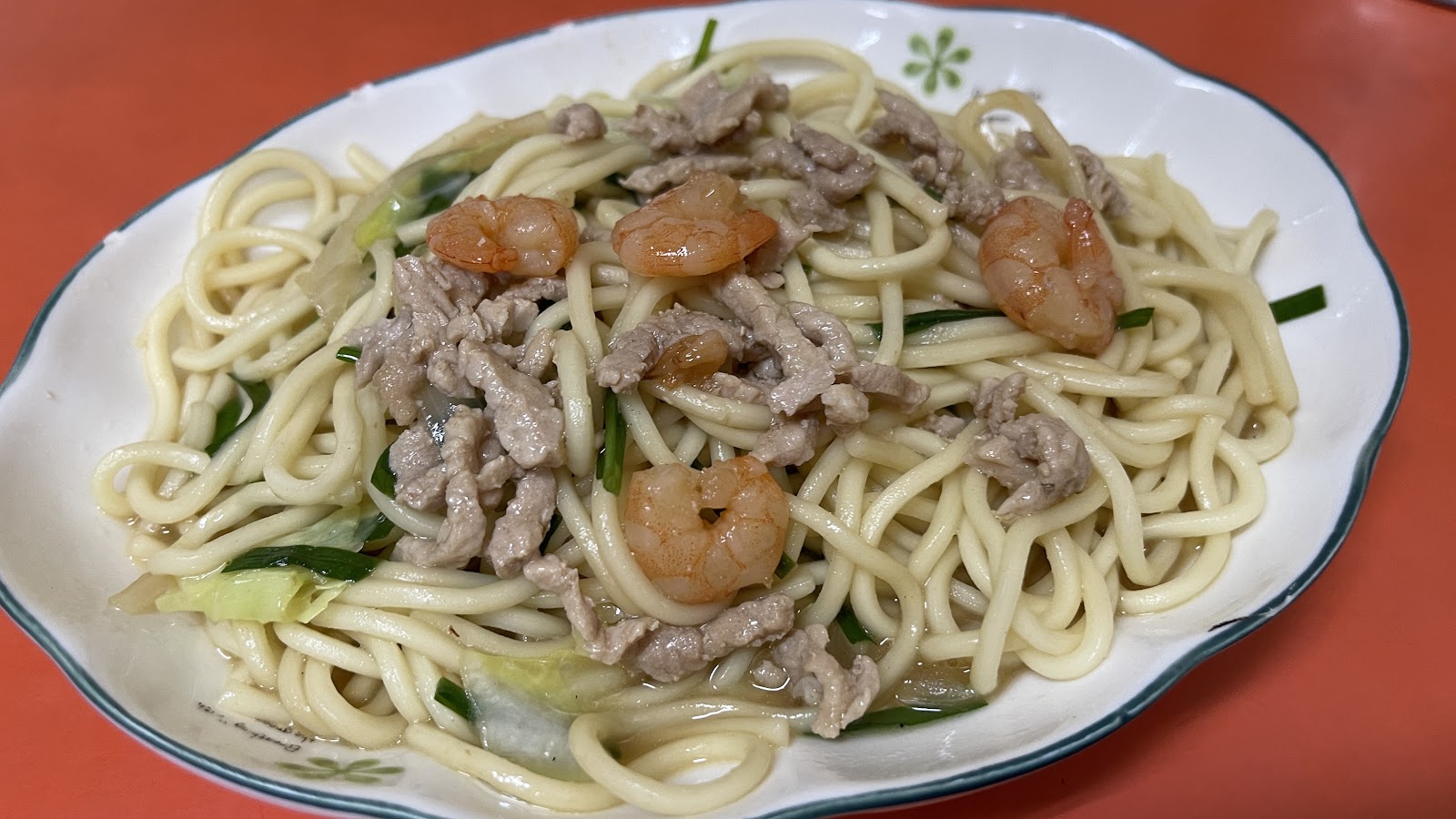 楊家虱目魚專賣店海鮮炒麵,鋪滿鮮蝦與肉絲