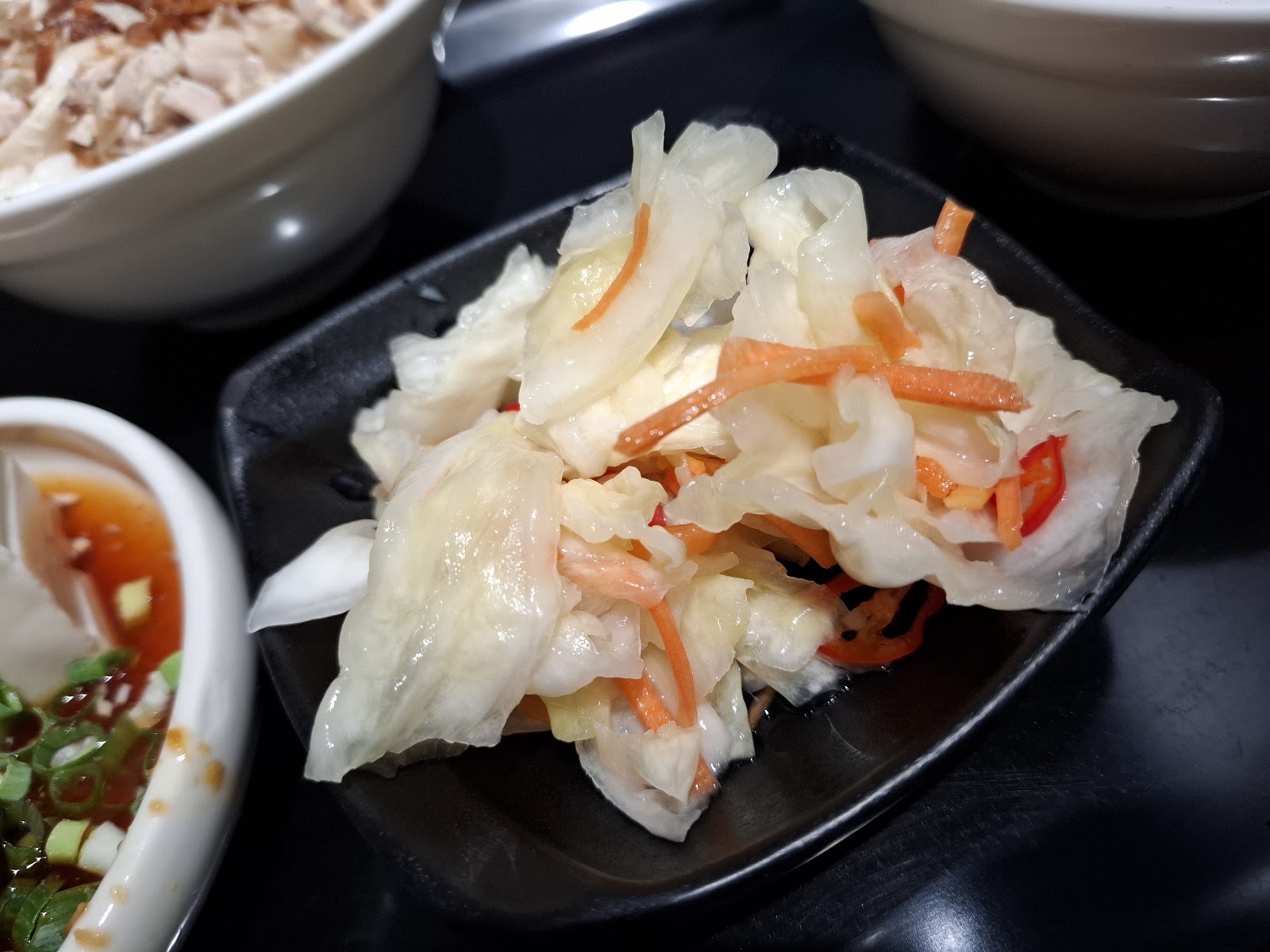 莊敬福德正神廟宇招牌與信眾參拜
