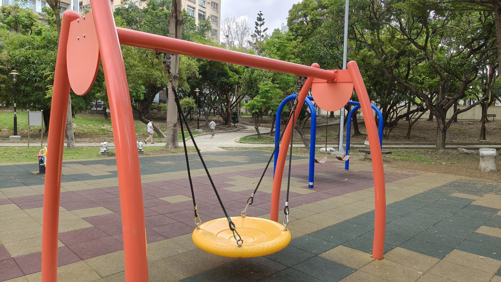 東興公園橘色鳥巢鞦韆遊具與林蔭步道