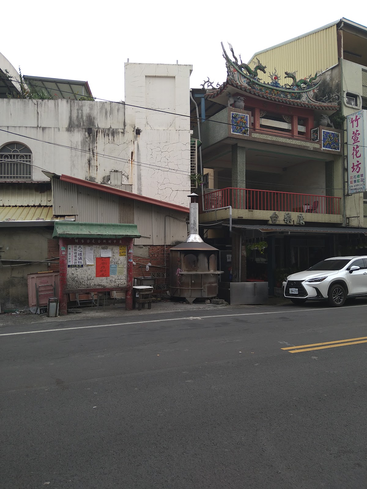東山市場外街景與廟宇屋脊