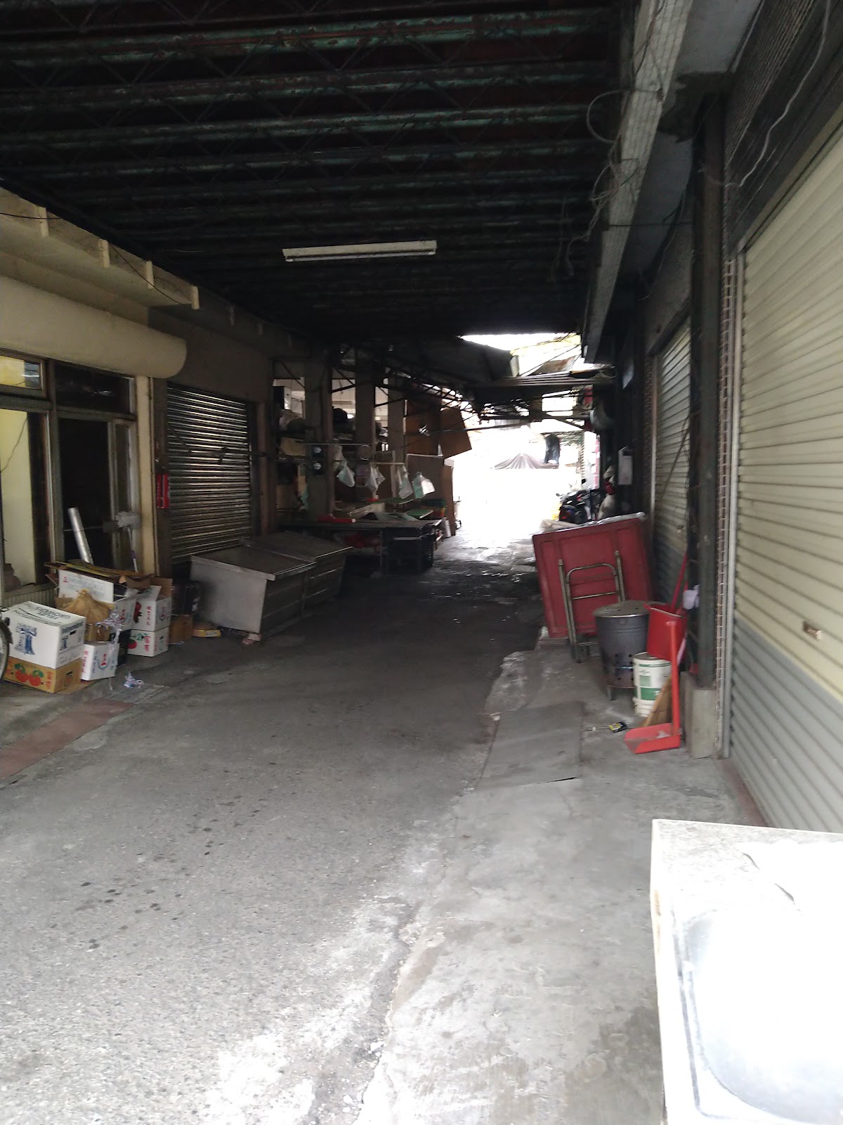東山市場內部收攤後走道