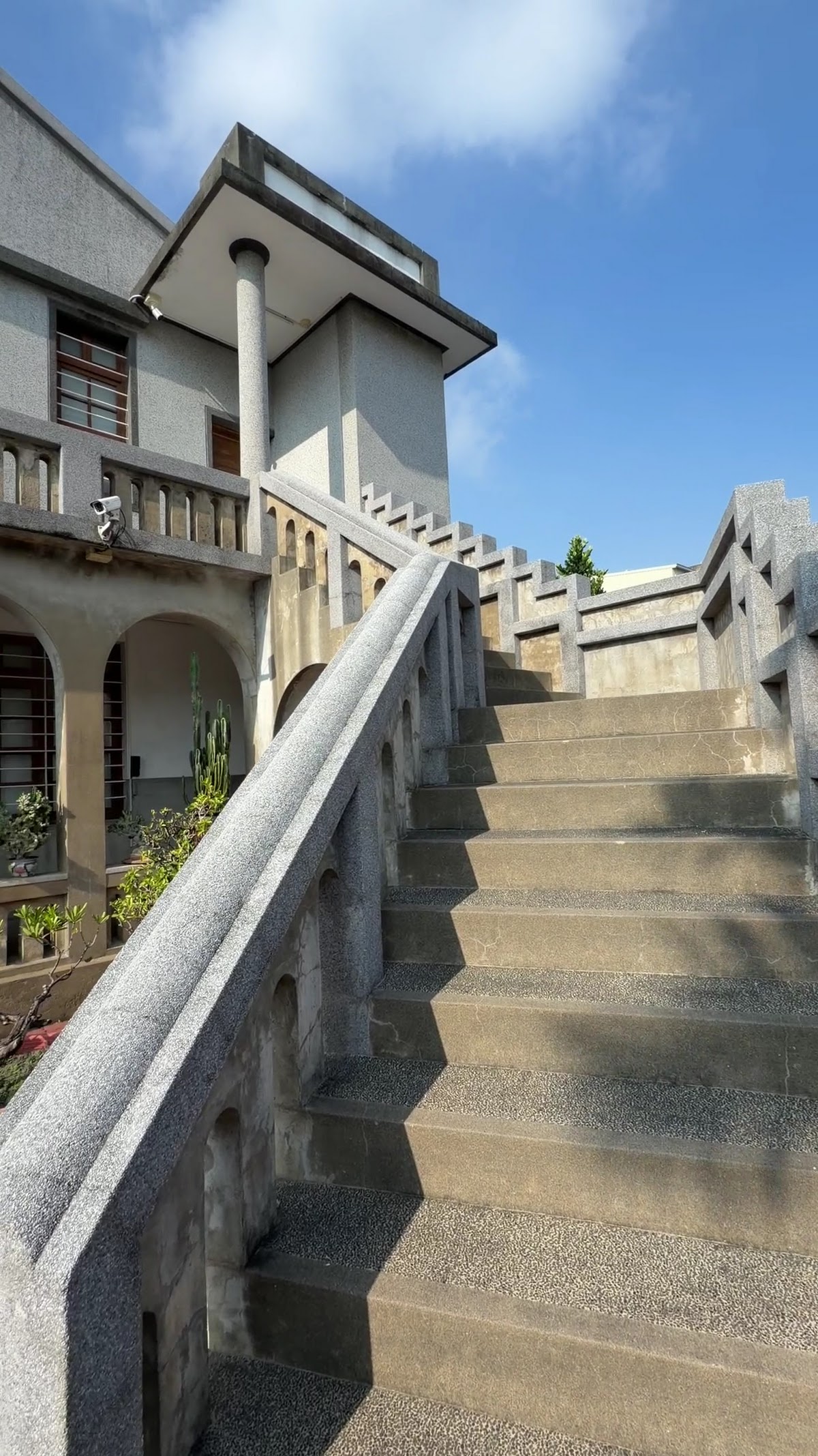 方圓美術館拱門迴廊石階梯陽光灑落