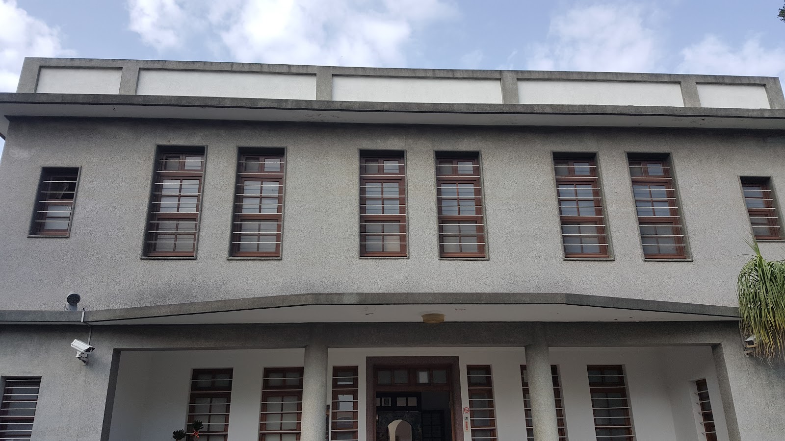 方圓美術館建築正面洗石子外牆仰角
